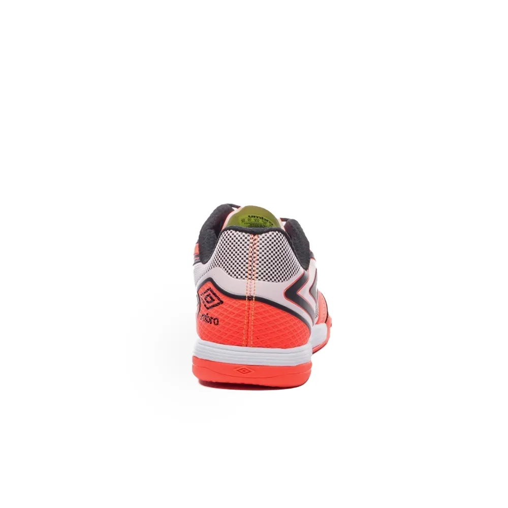 Chuteira Umbro Pro 5 Bump laranja vista lateral destacando o solado e design esportivo.